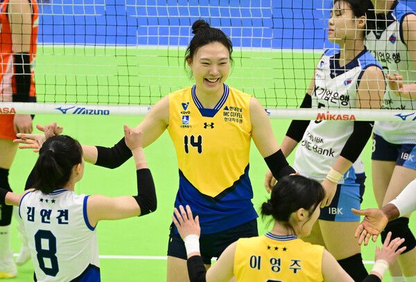 17일 오후 수원실내체육관에서 열린 화성 IBK기업은행과의 경기서 수원 현대건설 양효진이 득점에 성공한 후 동료들과 환호하고 있다.KOVO 제공