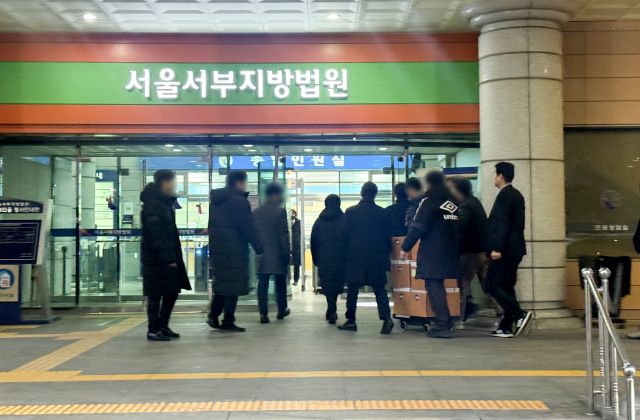 고위공직자범죄수사처(공수처)가 17일 서울서부지법에 윤석열 대통령의 구속영장을 청구했다. 이날 오후 공수처 수사관들이 서울 마포구 서울서부지방법원으로 자료를 가지고 들어가고 있다. 연합뉴스