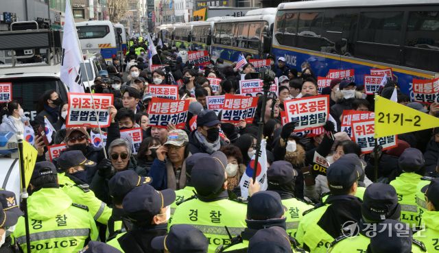 내란 우두머리 혐의로 체포된 윤석열 대통령이 구속 전 피의자심문(영장실질심사)에 전격 출석하기로 한 18일 서울 마포구 서울서부지법 앞에서 윤 대통령 지지자들이 시위하고 있다. 윤원규기자