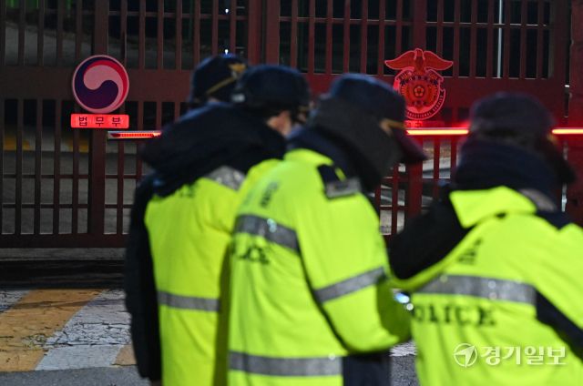 윤석열 대통령 구속, 같은 태극기 아래 상반된 분위기 [포토뉴스]