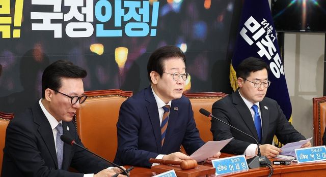 더불어민주당 이재명 대표(가운데)가 17일 국회에서 열린 최고위원회의에서 발언하고 있다. 연합뉴스