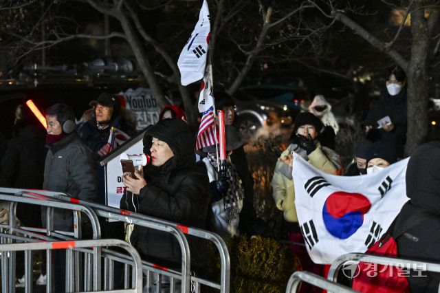 윤석열 대통령 구속, 같은 태극기 아래 상반된 분위기 [포토뉴스]