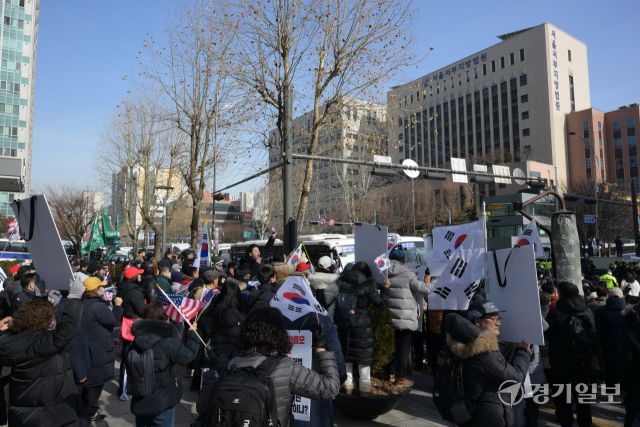 내란 우두머리 혐의로 체포된 윤석열 대통령이 구속 전 피의자심문(영장실질심사)에 전격 출석하기로 한 18일 서울 마포구 서울서부지법 앞에서 윤 대통령 지지자들이 시위하고 있다. 윤원규기자
