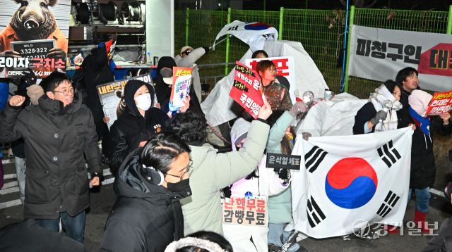윤석열 대통령 구속, 같은 태극기 아래 상반된 분위기 [포토뉴스]
