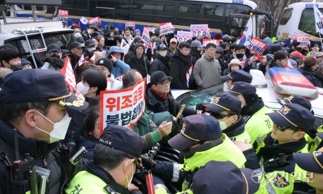 내란 우두머리 혐의로 체포된 윤석열 대통령이 구속 전 피의자심문(영장실질심사)에 전격 출석하기로 한 18일 서울 마포구 서울서부지법 앞에서 윤 대통령 지지자들이 시위하고 있다. 윤원규기자