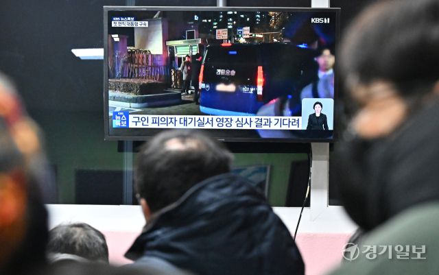 윤석열 대통령 구속, 같은 태극기 아래 상반된 분위기 [포토뉴스]