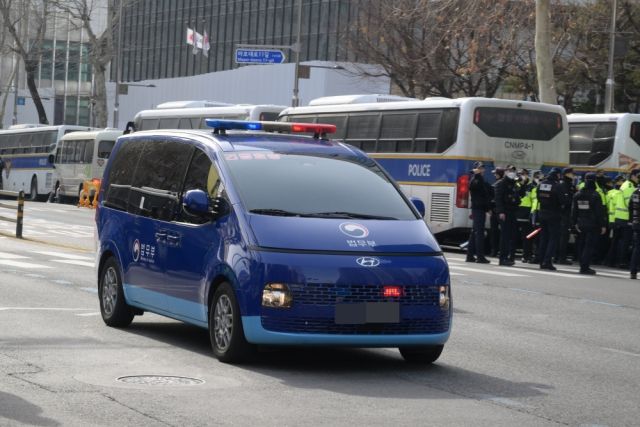 내란 우두머리 혐의로 체포된 윤석열 대통령의 구속 전 피의자심문(영장실질심사)이 열린 18일 서울 마포구 서울서부지법으로 윤 대통령을 태운 법무부 호송차량이 들어서고 있다. 윤원규기자