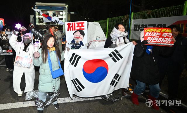 윤석열 대통령 구속, 같은 태극기 아래 상반된 분위기 [포토뉴스]