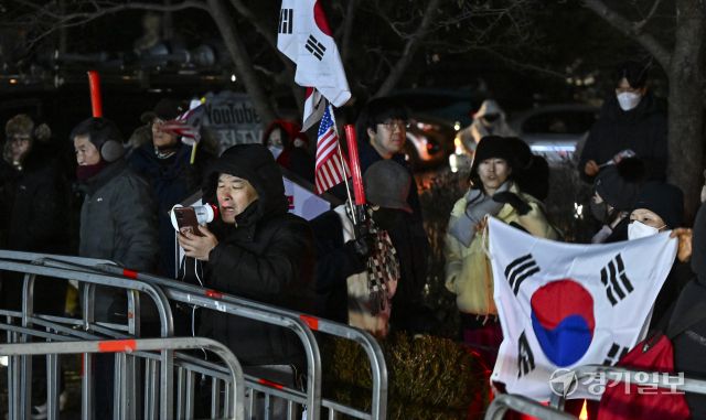 윤석열 대통령 구속, 같은 태극기 아래 상반된 분위기 [포토뉴스]