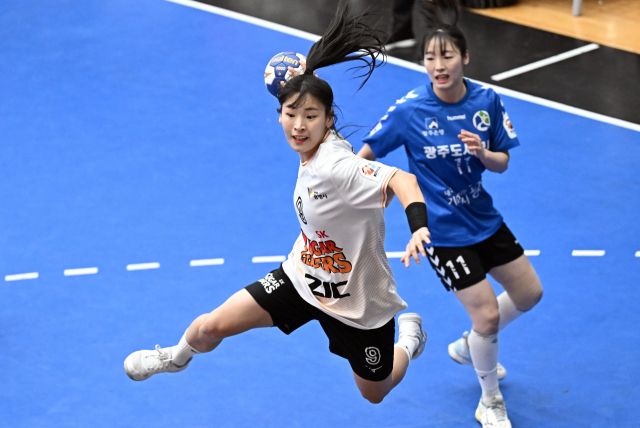 18일 대구 계명문화대 체육관에서 벌어진 광주도시공사와의 H리그 여자부 5차전서 광명 SK 슈가글라이더즈 신다빈이 슈팅하고 있다.한국핸드볼연맹 제공