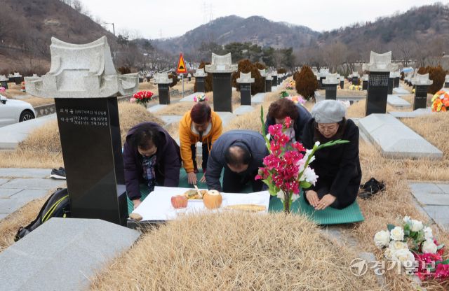설 연휴를 앞둔 19일 인천 부평구 인천가족공원을 찾은 성묘객들이 성묘를 하고 있다.조병석기자