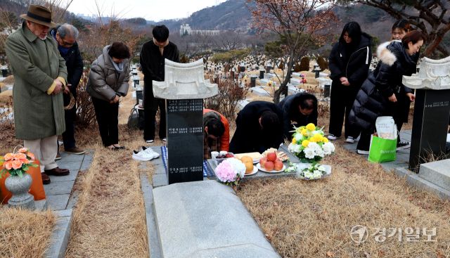 설 연휴를 앞둔 19일 인천 부평구 인천가족공원을 찾은 성묘객들이 성묘를 하고 있다.조병석기자