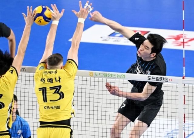 천안 현대캐피탈의 허수봉(오른쪽)이 19일 천안 유관순체육관에서 열린 도드람 2024-2025 V리그 남자부 의정부 KB손해보험과 홈 경기에서 강스파이크를 때리고 있다.한국배구연맹 제공