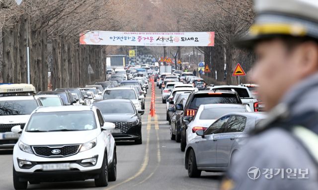설 연휴를 앞둔 19일 인천 부평구 인천가족공원 입구가 미리 성묘를 하려는 시민들 차량들로 붐비고 있다.조병석기자