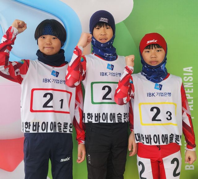 ‘2025 HAPPY700 평창전국바이애슬론대회’ 남초 고학년부 계주서 우승한 포천G스포츠클럽.(왼쪽부터 김도현, 고동규, 최가람).포천G스포츠클럽 제공
