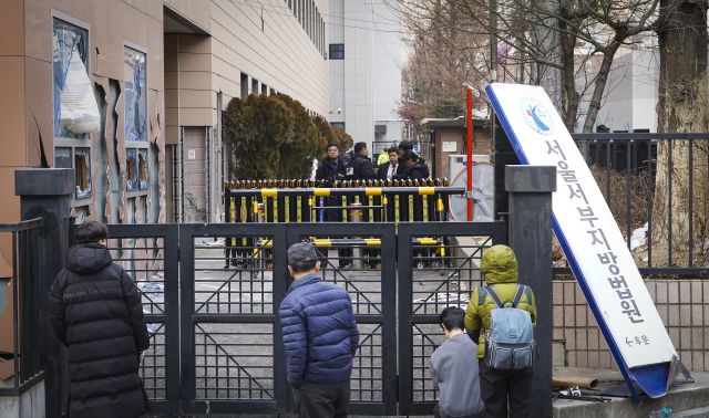 윤석열 대통령이 내란 우두머리 혐의로 구속된 직후 윤 대통령 지지자들이 서울서부지방법원 내부로 난입해 폭력사태를 일으킨 19일 오후 서부지법 건물 외벽과 유리창 등이 파손돼 있다. 홍기웅기자