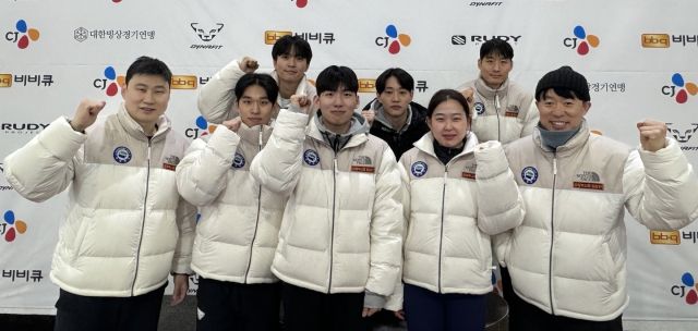 제106회 전국동계체육대회 스피드스케이팅에서 맹활약한 의정부시청 빙상 선수단. 맨 오른쪽이 제갈성렬 감독, 왼쪽이 이강석 코치.의정부시청 제공