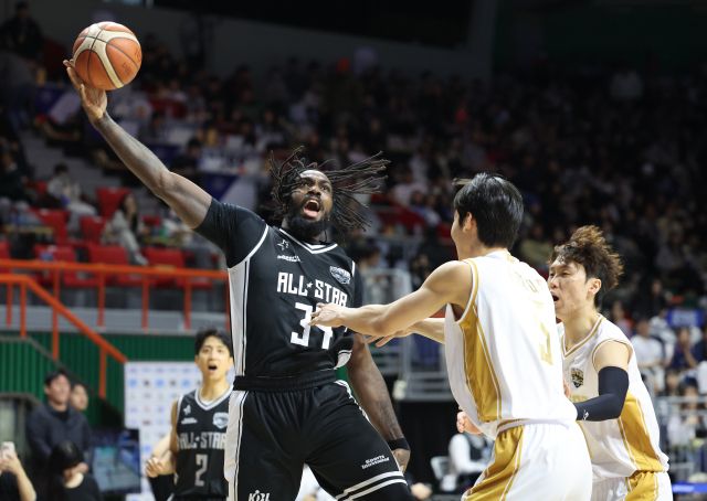 19일 부산 사직체육관에서 열린 ‘2024-2025 KCC 프로농구 올스타전’에서 41득점을 기록하며 최우수선수로 선정된 크블몽팀 자밀 워니(SK)가 슛을 시도하고 있다.연합뉴스