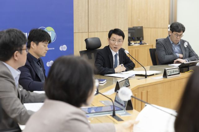 김성중 행정1부지사가 지난 17일 도청에서 열린 ‘신속집행 추진 점검회의’에서 발언하고 있다. 경기도 제공