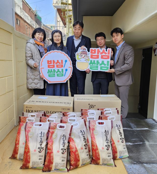 농협중앙회 의정부시지부가 관내 소외계층에 경기미를 제공하고 있다. 농협 의정부시지부 제공.