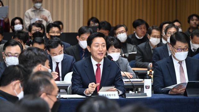 오세훈 서울시장이 14일 서울시청 대회의실에서 열린 '규제 풀어 민생 살리기 대토론회'에서 시민의 의견에 답하고 있다. 연합뉴스