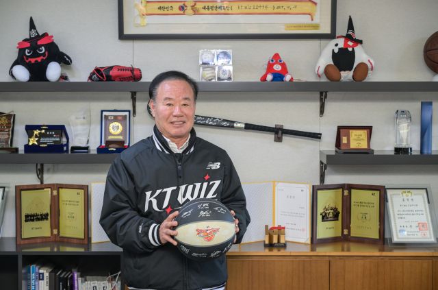 이호식 kt sports 대표이사가 수원 KT 위즈파크에서 가진 경기일보와 인터뷰에서 구단 운영 기조에 대해 설명하고 있다. 윤원규 기자