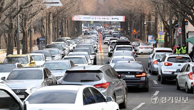 설 연휴를 앞둔 19일 인천 부평구 인천가족공원 입구가 미리 성묘를 하려는 시민들 차량들로 붐비고 있다.조병석기자