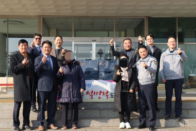 오지용 안성경찰서장과 안보자문위원회가 17일 북한이탈주민에게 설명절에 앞서 선물 꾸러미를 전달하고 격려했다.-안성경찰서 제공-