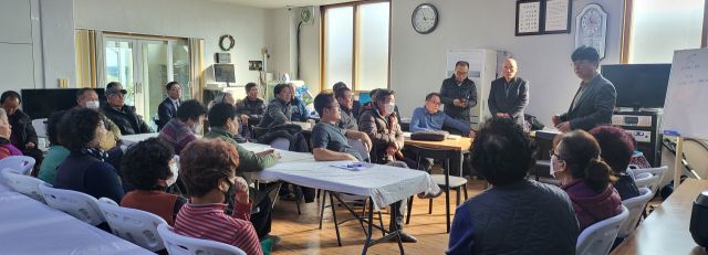 여주시 세종대왕면 왕대리 주민들이 지난 17일 마을회관에서 총회를 열고 SK용인산단 용수공급 문제로 난방공급이 중단돼 엄동설한에 마을회관으로 내몰리고있다며 도시가스 공급을 빠른 기간에 진행해 줄 것을 촉구하고 있다. 유진동기자