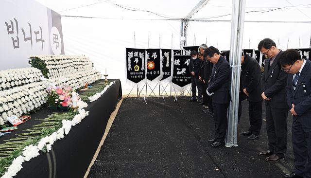 박종효 남동구청장이 2일 시무식을 마치고 인천시청 앞 합동분향소를 찾아 제주항공 여객기 참사 희생자를 추모하고 있다. 남동구제공