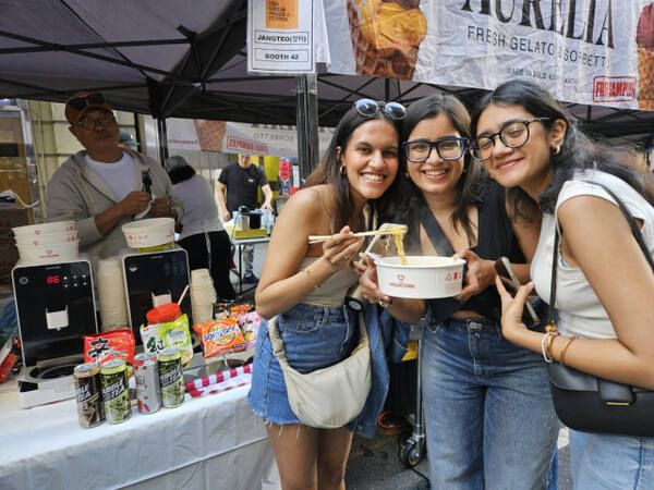 지난해 10월 코리안 퍼레이드&amp;뉴욕 한인축제 행사에 마련한 하우스쿡 K 라면 부스에서 외국인들이 라면 시식 후 기념 촬영을 하고 있다. 하우스쿡 제공