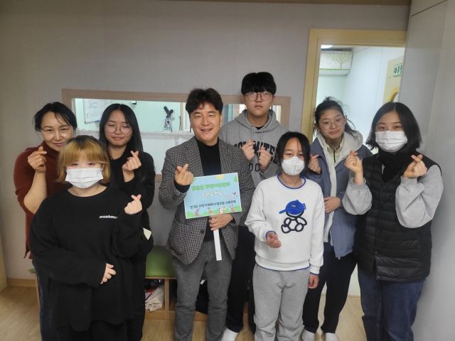 김남윤 경기도자동차매매사업조합 수원지부장을 비롯한 관계자들이 수원 지역 사회복지시설에 후원금을 기탁하고 기념촬영을 하고 있다. 경기도자동차매매사업조합 수원지부 제공