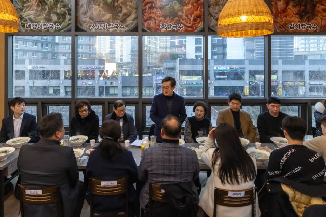 김동연 경기도지사가 2일 재난·사고 대응과 이웃사랑을 실천한 사회적 의인들과 함께 덕담을 나누고 있다. 경기도 제공