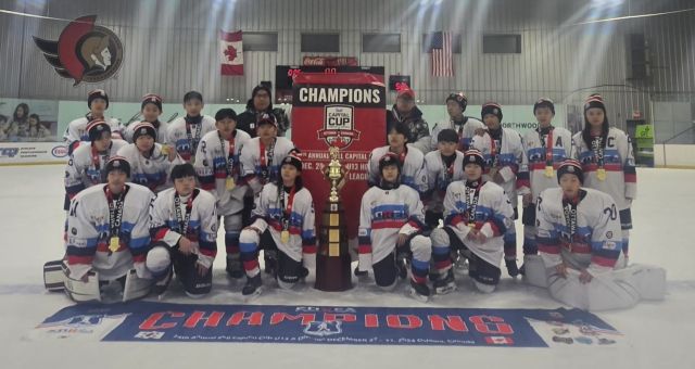 제24회 벨캐피탈컵 유스아이스하키대회 U-13 디비전 A그룹서 우승한 경기도 유소년 선발팀이 우승트로피와 함께 기념촬영을 하고 있다.경기도아이스하키협회 제공