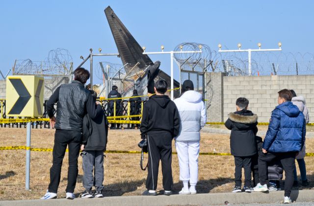 1일 오전 전남 무안군 무안국제공항 제주항공 여객기 참사 현장을 찾은 시민들이 현장을 바라보고 있다. 윤원규기자