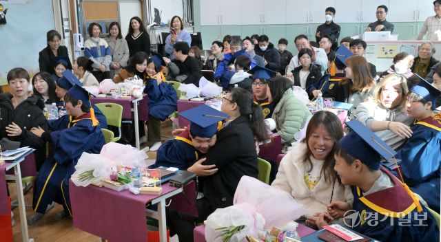 100회를 맞이한 안산 대부초 졸업식 [포토뉴스] 조주현기자로 변경해서 올려주세요