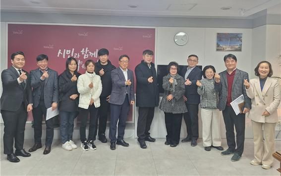 안기영 국민의힘 양주시 당협위원장, 이정민 양주부시장 등이 20일 서울시를 방문해 서울 704번 버스 대체노선으로 투입된 양주 37번 버스 종점문제에 합의한 뒤 기념촬영을 하고 있다. 국민의힘 양주시당협 제공