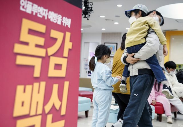 어린이병원에 진료를 받기 위한 어린이와 부모님들이 대기하고 있다. 경기일보DB