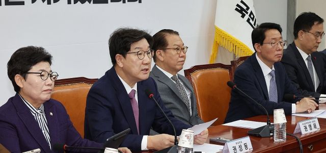 국민의힘 권성동 원내대표(왼쪽 두번째)가 20일 국회에서 열린 비상대책위원회의에서 발언하고 있다. 연합뉴스