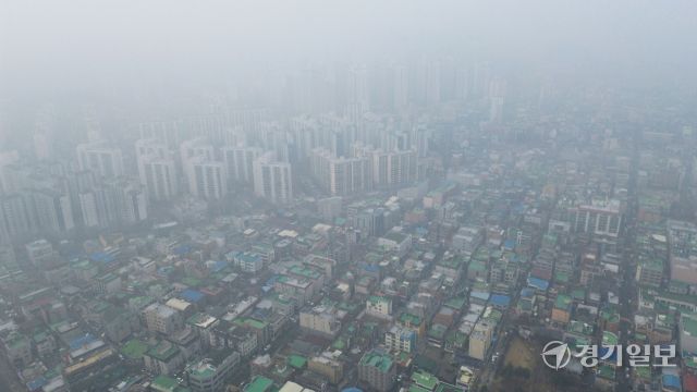 절기상 대한인 20일 수도권에 초미세먼지(PM2.5)주의보가 발령된 가운데 수원특례시 도심이 뿌옇게 보이고 있다. 기상청은 오는 주말까지 대기질이 나쁠 것이라고 예보했다. 김시범기자