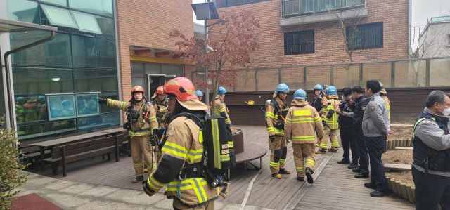 과천시 문원동 공원 어린이집 식당에서 보일러 폭발사고가 발생한 가운데 소방서 119 구급대원들이 사고를 수습하고 있다. 과천소방서 제공
