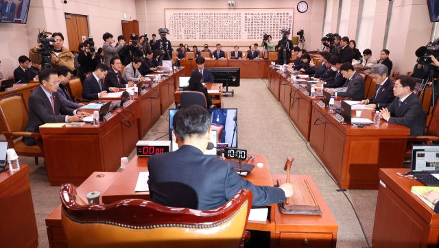 더불어민주당 소속 정청래 위원장이 20일 국회에서 열린 법제사법위원회 전체회의에서 윤석열 대통령 지지 시위대의 서울서부지법 청사 불법 진입 및 난동 사태와 관련한 긴급 현안질의를 시작하고 있다. 연합뉴스