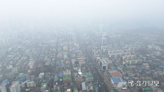절기상 대한인 20일 수도권에 초미세먼지(PM2.5)주의보가 발령된 가운데 수원특례시 도심이 뿌옇게 보이고 있다. 기상청은 오는 주말까지 대기질이 나쁠 것이라고 예보했다. 김시범기자