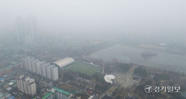 절기상 대한인 20일 수도권에 초미세먼지(PM2.5)주의보가 발령된 가운데 수원특례시 도심이 뿌옇게 보이고 있다. 기상청은 오는 주말까지 대기질이 나쁠 것이라고 예보했다. 김시범기자