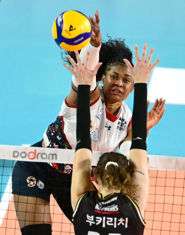 ‘도드람 2024-25 V리그’ 여자부서 선두 도약의 기로에선 수원 현대건설이 최근 11연승을 달리고 있는 대전 정관장과 22일 홈에서 시즌 4번째 대결을 펼친다. 사진은 지난 3라운드 경기 모습.KOVO 제공