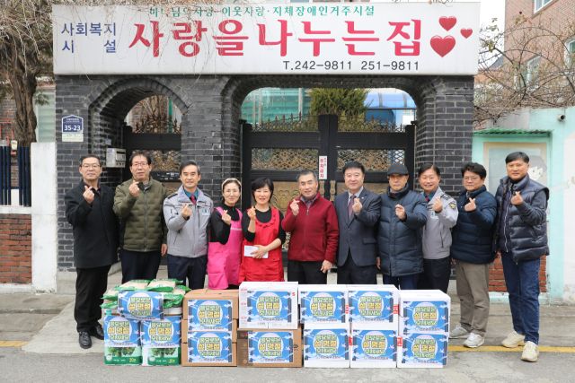 20일 오전 11시께 수원중부경찰서, 경찰발전협의회, 한우리봉사회 관계자들이 관내 장애인복지시설 ‘사랑을 나누는 집’을 방문해 위문금품을 전달했다. 수원중부경찰서 제공