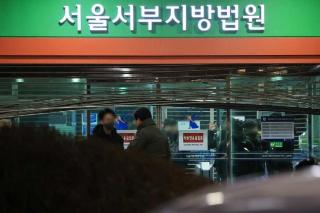 내란 우두머리 혐의를 받는 윤석열 대통령의 구속영장이 발부된 19일 오전 서울 마포구 서울서부지방법원 정문 셔터가 윤 대통령 지지자들의 난동으로 파손돼 있다. 연합뉴스