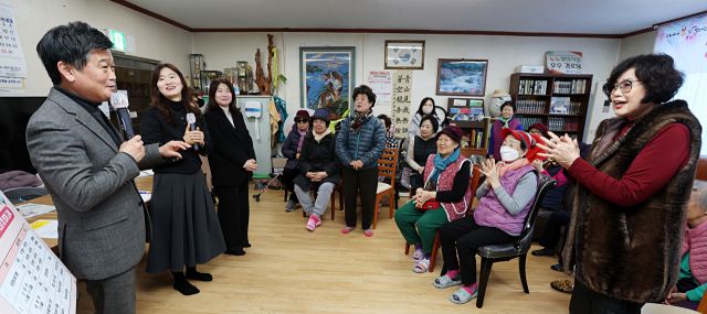 박종효 남동구청장이 구민과의 소통을 위해 경로당을 방문했다. 남동구 제공
