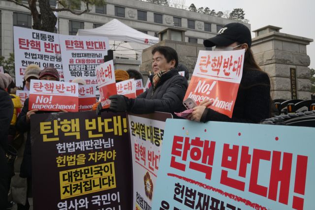 윤석열 대통령 지지자들이 20일 헌법재판소 앞에서 윤 대통령 탄핵 반대 집회를 열고 있다. 윤원규기자