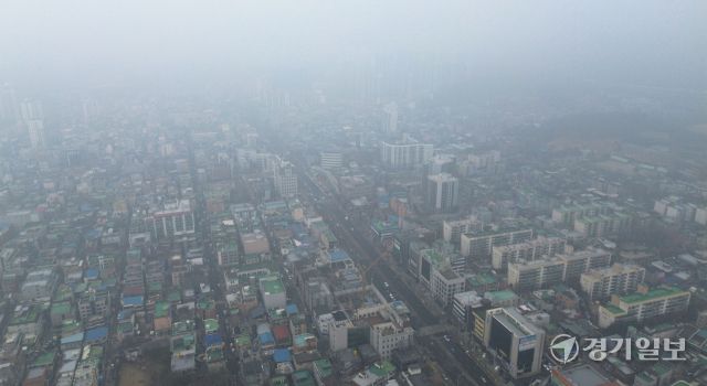 절기상 대한인 20일 수도권에 초미세먼지(PM2.5)주의보가 발령된 가운데 수원특례시 도심이 뿌옇게 보이고 있다. 기상청은 오는 주말까지 대기질이 나쁠 것이라고 예보했다. 김시범기자